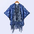 Detail eines dicken dunkelblauen Ponchos mit geometrischen Mustern und langen Fransen - Einheitsgröße / Schneeflocke Rose Hahnentritt