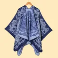 Poncho de punto vintage para mujer en azul oscuro con estampados paisley florales - 135x155cm / Azul marino