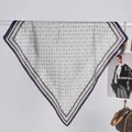 Minimalistisches Satin-Vierecktuch mit geometrischen Mustern und dunkelblauem Rand - Bandana / Marineblau Geometrisch