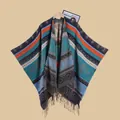Detailliertes Strickmuster eines Bohemian Ponchos mit buntem Ethno-Jacquard und Fransenbesatz - 135*160cm / Ethnisch Herz Quaste Seeblau
