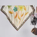 Détail d'un foulard en soie imprimé floral avec fond beige et bordure marron élégante - Fleur de Bande Dessinée à Cinq Pétales / Beige