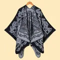 Poncho retro para mujer con jacquard de cachemira en punto suave negro y gris elegante - 135x155cm / Negro