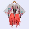 Nahaufnahme eines Bohème-Strickschals mit geometrischen Blumenmustern und langen Fransen - Einheitsgröße / Buntes Süßigkeiten-Graffiti