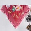 Détail d'un grand foulard bordeaux en soie avec imprimés floraux peints à la main - Fleur de Bande Dessinée à Cinq Pétales / Bordeaux