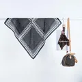 Détail du foulard carré en satin à motif cœur avec pois et rayures noir et blanc - Pois en Grille