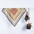 Eleganter Seidenschal mit geometrischem Blumenmuster, Karos und braunem Rand - 70x70cm / Kaffeebraun
