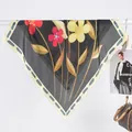 Détail d'un foulard en soie à fleurs avec bordure beige sur un support blanc élégant - Fleur de Bande Dessinée à Cinq Pétales / Noir