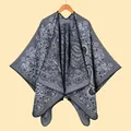 Poncho de punto para mujer con diseño de jacquard paisley gris para otoño e invierno - 135x155cm / Gris
