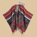 Gestricktes Cape im Ethno-Stil mit bunten geometrischen Mustern und langen Fransen - 135*160cm / Ethnisch Herz Quaste Marineblau Rot