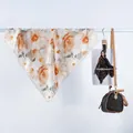 Détail d'un foulard carré en satin avec de grands motifs floraux orange sur tissu blanc crème - Fleur à l'aquarelle