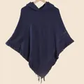Détails du tricot ajouré et des franges sur un poncho à capuche bleu marine - Poncho En Tricot À Capuche Et Glands / Bleu marine
