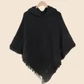 Détails d'un poncho noir en tricot à capuche avec de longues franges élégantes en bas - Poncho En Tricot À Capuche Et Glands / Noir