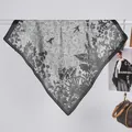 Details eines quadratischen Satintuchs mit monochromen Blumenprints und schwarzem Rand - 70x70cm / Black Rose Floral