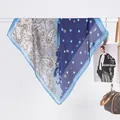 Détail du foulard en satin 70cm avec motifs paisley vintage et pois élégants - Foulard de cou / Bleu Color-block