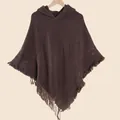 Détail d'un poncho en maille marron café avec des coutures texturées et des franges - Poncho En Tricot À Capuche Et Glands / Café