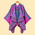 Poncho invernale spesso con motivi geometrici colorati e design in maglia etnica - 5. Auto Geometrica In Rosso Rosato / 135*155 cm