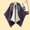 Poncho da donna con strisce geometriche blu navy e crema e trama in maglia - Blu Marino (Riga Arrotolata Rombo)