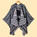 Mantella in maglia spessa da donna con motivi geometrici a rombi nei colori grigio e rosa - 6. Auto Geometrica Nera E Grigia / 135*155 cm