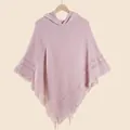 Détail du poncho en tricot rose pâle à capuche avec ourlet à franges et texture tissée - Poncho En Tricot À Capuche Et Glands / Rose