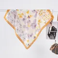 Dettaglio del foulard quadrato in finta seta con motivi floreali e bordi arancioni - Arancione Ginkgo Floreale