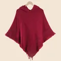 Détails du poncho en maille bordeaux avec bordures à franges et texture crochetée - Poncho En Tricot À Capuche Et Glands / Bordeaux