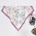 Dettaglio di un elegante foulard quadrato in seta con bordi viola e stampe botaniche - Viola Ginkgo Floreale