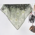 Détail du foulard carré en soie avec imprimé cachemire vert suspendu près d'un sac - Foulard de cou / Bloc de Couleur Rayé Vert