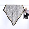 Sciarpa di seta geometrica con semicerchi neri e raffinato bordo in oro lucido - Stile ad Anello / Nero