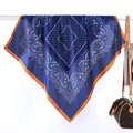 Marineblauer Seidenschal mit Paisleymuster, orangefarbenem Rand und modischer Handtasche - Paisley Gepunktet Gitter / Blau