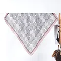 Dettaglio di un foulard in seta appeso con bordo rosa e motivi a onde nere - Stile ad Anello / Rosa