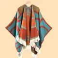 Ethno-Strickschal mit Fransen für Damen, geometrisches Muster, dicker Boho-Poncho - Buchstabe OM Blau Orange