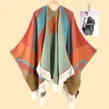 Ethno-Strickschal mit geometrischem V-Muster Streifen und dekorativen Fransen - Geometrisch Orange
