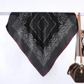 Detail eines Seidenschals mit schwarzem Paisley-Muster und burgunderroter Kontrastkante - Paisley Gepunktet Gitter / Schwarz