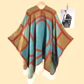 Détail du motif géométrique coloré et des longues franges blanches sur un châle bohème - Bleu Orange (Pullover)