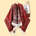 Châle poncho en maille florale rouge et gris avec franges crème sur cintre en bois - Grand Gland à Imprimé Floral Oiseaux / Gris