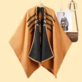 Poncho da donna in maglia giallo senape e nero con motivi geometrici e strisce moderne - Nero Giallo (Riga Arrotolata Rombo)
