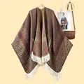 Cape poncho en tricot jacquard léopard pour femmes avec franges et tons terre - Grand Gland à Imprimé Léopard Pierre / Café