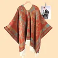 Primer plano del chal de punto jacquard floral con flecos bohemios y diseño retro - 135x155cm / Borla Pájaro Floral Naranja (Estilo Jersey)