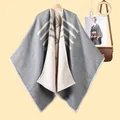 Dettaglio della maglia del poncho grigio e beige con motivo geometrico a strisce - Grigio (Riga Arrotolata Rombo)