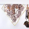Detail eines seidigen quadratischen Schals mit elegantem Schmetterlings- und Blumendruck - Schmetterling Lila