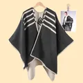 Dettaglio ravvicinato di poncho in maglia grigio scuro con motivi geometrici e bordi - Black and Cream (Rolled Stripe Diamond)