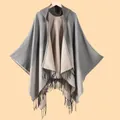 Damen Kapuzenponcho mit Farbverlauf, stilvollen Fransen und weicher Strickstruktur - Einheitsgröße / Grau Farbverlauf Streifen