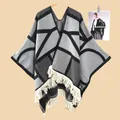 Gros plan sur le motif géométrique tricoté et les franges blanches du poncho épais - Gris (Style Fendu)