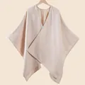 Dettaglio del morbido poncho a scialle rosa albicocca con delicato design a scollo a V - Rosa (Riga Arrotolata Rombo)