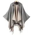 Damen Kapuzen-Strickschal mit beigem Farbverlauf und schwarzen Fransen-Details - Kapuzen-Quasten-Farbverlauf-Streifen-Stil / Grau