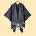 Dicker warmer dunkelgrauer Strickponcho mit cremefarbenen Quasten im Minimal-Look - Melierter Schwarz