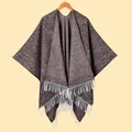 Dicker dunkelbrauner Strickschal mit weißen Fransen und minimalistischem offenen Design - Melierter Kaffee