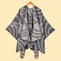 Détail du châle en tricot jacquard double face avec des motifs floraux de roses - Rose Gris