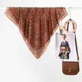 Pañuelo de seda con estampado de leopardo y bolso de hombro de cuero marrón vintage - Bicolor Leopardo Pequeño Café