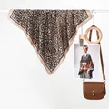 Pañuelo de seda clásico con estampado de leopardo para mujer y bolso bandolera elegante - Bicolor Leopardo Pequeño Café